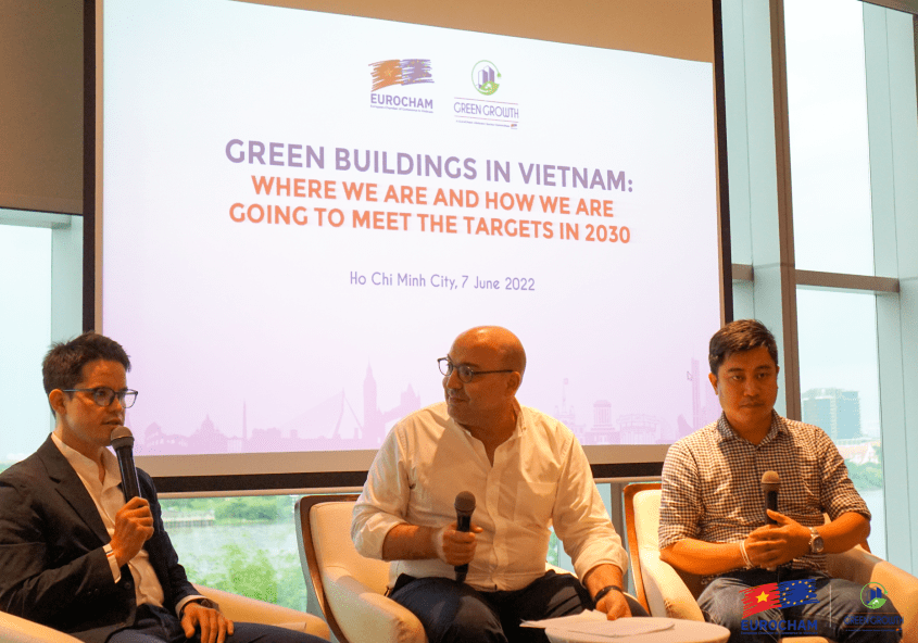 A dynamic conversation on architecture, sustainability, and business strategies. on Les bâtiments verts/ green buildings