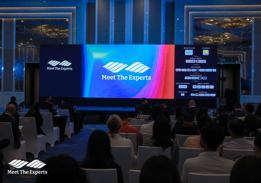 A full-house seminar: "Meet the Experts" on sustainable architecture and lighting solutions.