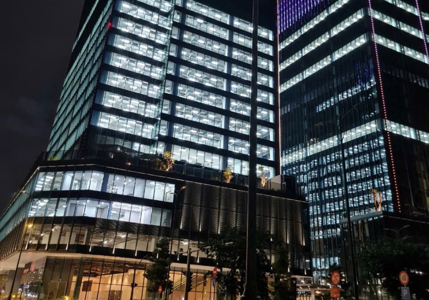 une tour moderne présentant une lumière intérieure envahissant la rue